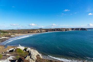 L’anse du Veryac’h brille sous le soleil, offrant un spectacle de bleu intense et de contrastes éclatants.