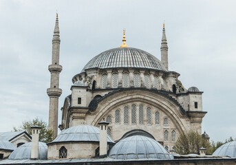Obraz premium view of huge mosquee detail view of architecture with huge minaretes 
