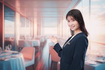 クルーズ船の船内で働く若い女性のクルー