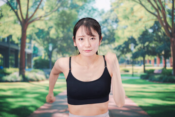 Fototapeta premium ジムでランニングをする若い女性