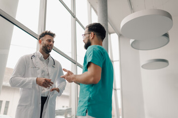 Obraz premium Two doctors having a conversation in a modern hospital