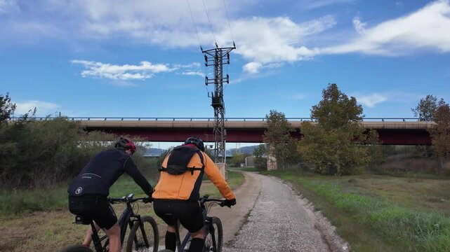 Ciclistas en un camino industrial al aire libre