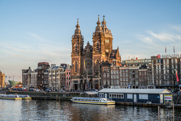 Fototapeta premium Le centre-ville et l'architecture de la ville de Amsterdam au Pays-Bas
