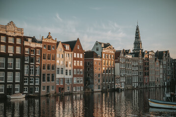 Les maisons dansantes dans le centre ville de Amsterdam au Pays-Bas