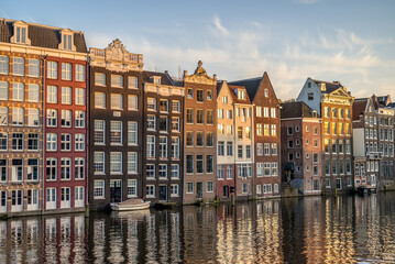 Naklejka premium Les maisons dansantes dans le centre ville de Amsterdam au Pays-Bas