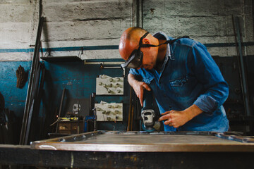 Trabajo en el taller del herrero, martillos y fierros