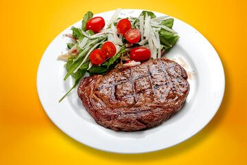 Tomato lettuce and rump steak salad