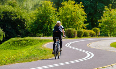 Obraz premium Cyclist ride on the bike path in the city Park 