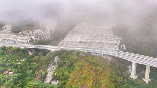 Video a&eacute;reo realizado con drone sobre la nueva v&iacute;a que pertenece a la "Conexi&oacute;n Pac&iacute;fico 1" unidad Funcional 2 en  las zonas rurales de los municipios de Amag&aacute; y Titirib&iacute;, Antioquia, Colombia.
