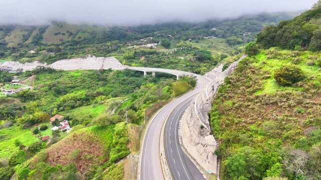 Video a&eacute;reo realizado con drone sobre la nueva v&iacute;a que pertenece a la "Conexi&oacute;n Pac&iacute;fico 1" unidad Funcional 2 en  las zonas rurales de los municipios de Amag&aacute; y Titirib&iacute;, Antioquia, Colombia.
