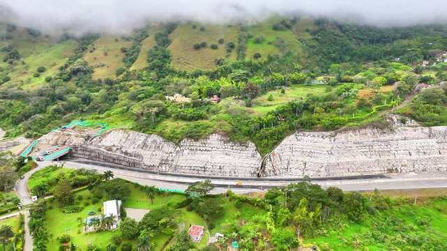 Video a&eacute;reo realizado con drone sobre la nueva v&iacute;a que pertenece a la "Conexi&oacute;n Pac&iacute;fico 1" unidad Funcional 2 en  las zonas rurales de los municipios de Amag&aacute; y Titirib&iacute;, Antioquia, Colombia.
