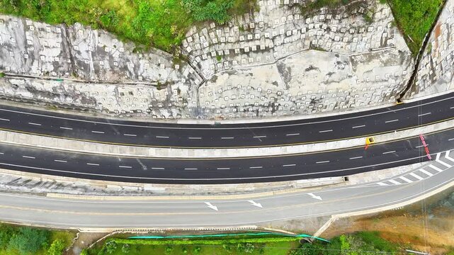 Video a&eacute;reo realizado con drone sobre la nueva v&iacute;a que pertenece a la "Conexi&oacute;n Pac&iacute;fico 1" unidad Funcional 2 en  las zonas rurales de los municipios de Amag&aacute; y Titirib&iacute;, Antioquia, Colombia.
