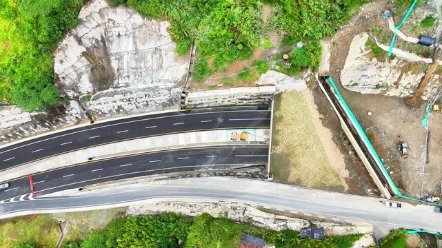 Video a&eacute;reo realizado con drone sobre la nueva v&iacute;a que pertenece a la "Conexi&oacute;n Pac&iacute;fico 1" unidad Funcional 2 en  las zonas rurales de los municipios de Amag&aacute; y Titirib&iacute;, Antioquia, Colombia.
