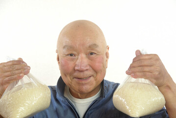 白米を持つ笑顔の老人