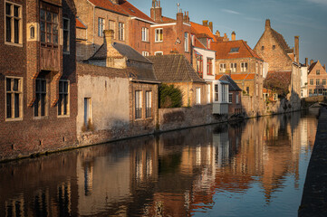 Obraz premium Bruges Canals Reflecting Historic Architecture at Sunset