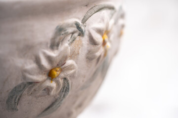 detalle de flores en maceta con colores pastel y espacio para texto