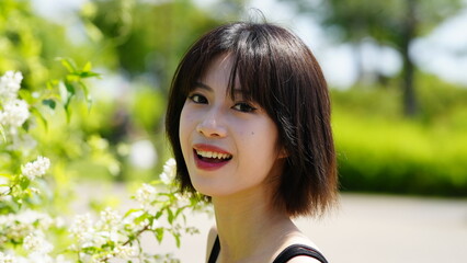 キャミソール姿の若い女性