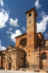Obraz premium SIGUENZA, SPAIN - AUGUST 23, 2024: Cathedral of Santa Maria de Siguenza in the beautiful medieval village of Siguenza, Guadalajara, Spain.