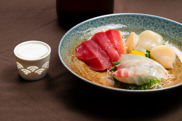 新鮮な刺身の盛り合わせ　日本の居酒屋イメージ