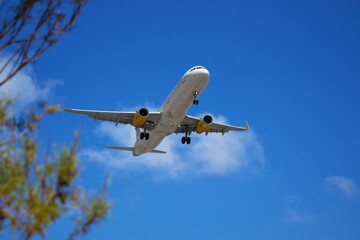 Airbus A321 landing on runway 24R at Josep Tarradellas Barcelona-El Prat Airport (LEBL)