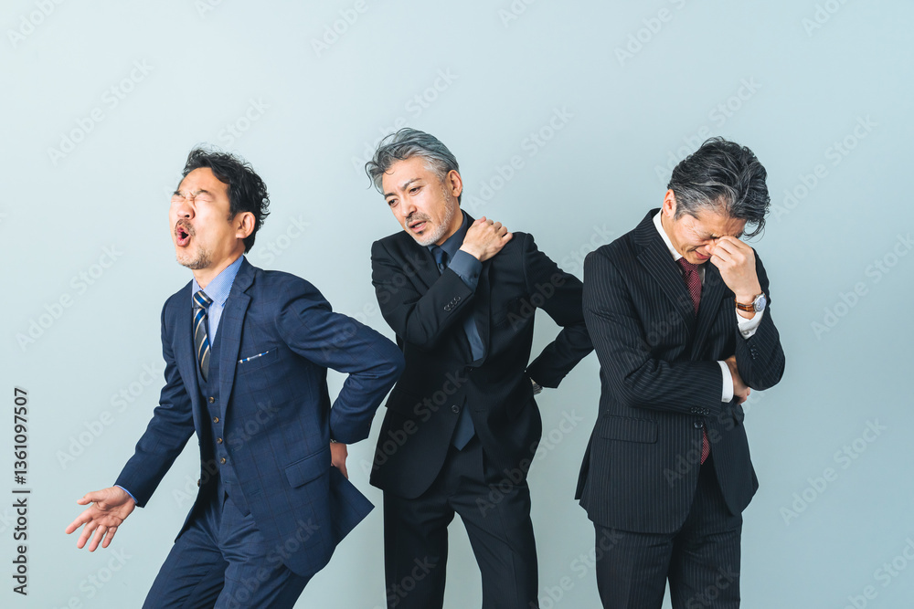 Aufkleber 腰痛、肩こり、眼精疲労、疲れ、疲労、加齢、老化、ミドルエイジ、シニア、男性、ボディケア、マッサージ、アンチエイジング、エイジングケア、痛み、クリニック、ぎっくり腰、霞目、目のかすみ、老眼、困る、悩み、不安、心配、グループ、会社員、サラリーマン、ビジネスマン、ビジネスパーソン、日本人、中高年、中年、おじさん、社長、経営者、エグゼクティブ、リーダー、管理職、上司、しんどい、過労、ベテラン、落ち込む、ス