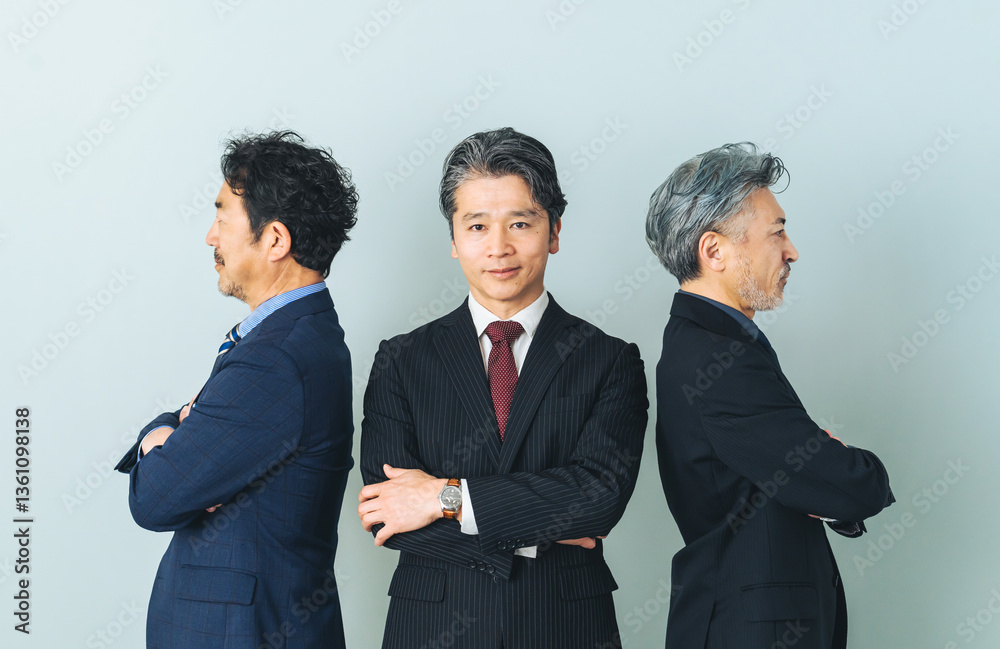 Poster ビジネス、社長、経営者、ミドルエイジ、シニア、エグゼクティブ、対立、仲介、仲裁、弁護士、板挟み、管理職、上司、役員、チームワーク、連携、腹心、ナンバーツー、企業、人間関係、会社、スーツ、イケオジ、中高