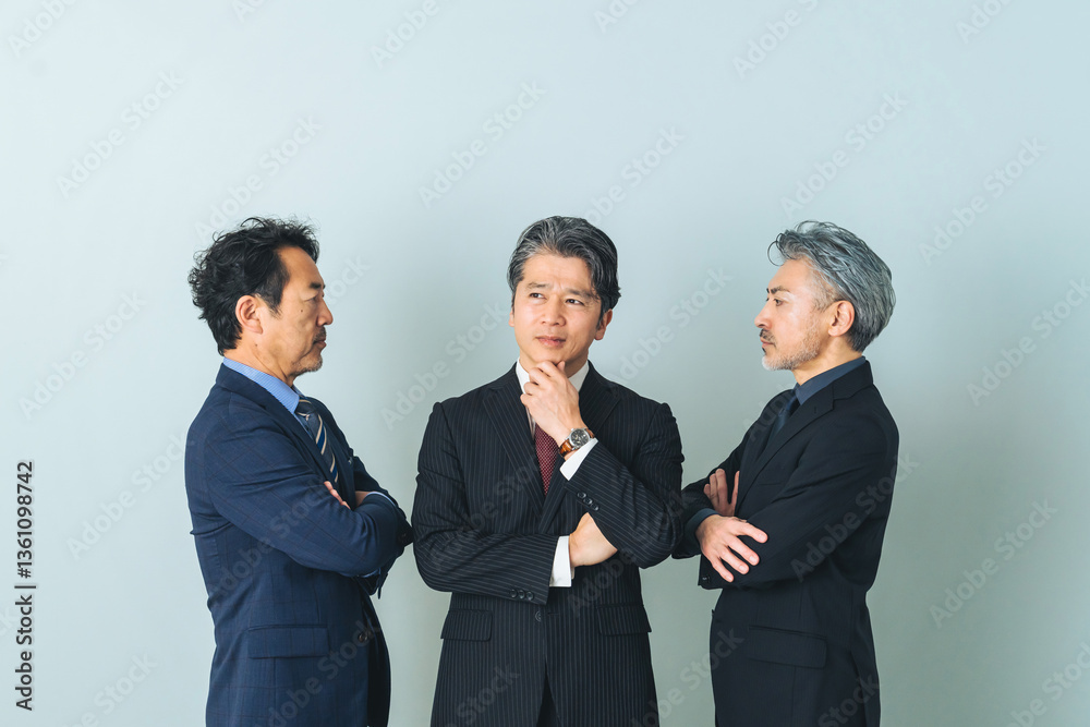 Poster 社長、経営者、経営、対立、板挟み、反対、派閥、重役、ビジネス、ビジネスパーソン、悩む、困る、問題、トラブル、課題、取締役、役員、部下、上司、企業、会社員、サラリーマン、ビジネスマン、男性、日本人、ミドルエイジ、中高年、エグゼクティブ、リーダー、管理職、人間関係、中年、シニア、指導、政治家、グループ、チームワーク、出世、考える、疑問、悩み、不安、心配、不満、ストレス、競争、人材、判断、人物