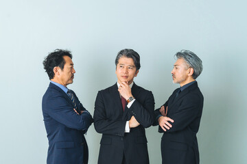 社長、経営者、経営、対立、板挟み、反対、派閥、重役、ビジネス、ビジネスパーソン、悩む、困る、問題、トラブル、課題、取締役、役員、部下、上司、企業、会社員、サラリーマン、ビジネスマン、男性、日本人、ミドルエイジ、中高年、エグゼクティブ、リーダー、管理職、人間関係、中年、シニア、指導、政治家、グループ、チームワーク、出世、考える、疑問、悩み、不安、心配、不満、ストレス、競争、人材、判断、人物