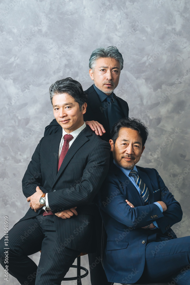 Poster 男性、ポートレート、スーツ、人物、ミドルエイジ、中高年、シニア、ビジネスパーソン、経営者、社長、VIP、チームワーク、グループ、メンバーシップ、笑顔、自信、政治家、セレブ、カメラ目線、サクセス、成功、ビジネス、実業家、管理職、人材、フォーマル、おじさん、イケオジ、モデル、紳士服、カッコいい、美容、重役、中年、50代、コピースペース、グレーバック、リーダーシップ、おしゃれ、ファッション、日本人、メン