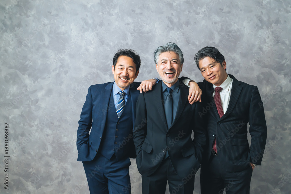 Poster 男性、ビジネスマン、人物、ミドルエイジ、シニア、中高年、VIP、メンズ、かっこいい、イケおじ、グループ、経営者、社長、エグゼクティブ、スーツ、成功、サクセス、セレブ、中年、50代、60代、リッチ、おじさん、ファッション、おしゃれ、コピースペース、モデル、クール、勝ち組、渋い、イケオジ、エステ、ダイエット、人生経験、スマート、清潔感、ロールモデル、チームワーク、紳士服、着こなし、日本人、上司、ビジネ