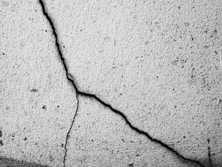 Obraz premium Crack wall texture background broken earthquake effect, whtie grey building cement damage pattern plaster grunge black line paint surface abstract, construction rough street concrete backdrop.