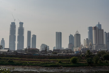 Fototapeta premium The foggy buildings lined up with tall buildings.