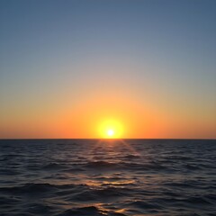 Fototapeta premium El sol está saliendo lejos del mar azul