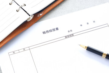 会社を辞めて転職活動を始めるため、これまでの職歴をまとめた職務経歴書を準備する
