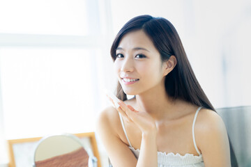 若い女性の美容イメージ	