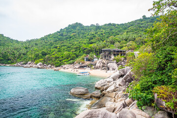 rajska plaża z wielkimi skałami © DawidFastMan