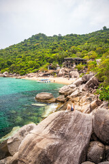 kobieta na widoku rajskiej plaży z wielkimi skałami