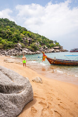 facet na widoku rajskiej plaży z wielkimi skałami