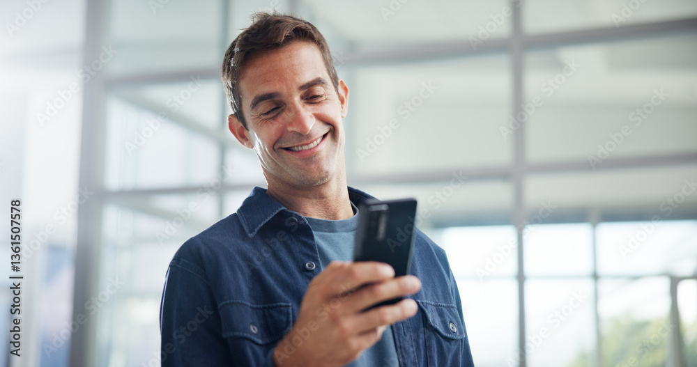 Aufkleber smile, office and business man with smartphone for networking, typing and social media marketer onli