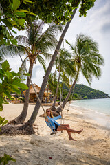 kobieta na huśtawce na egzotycznej plaży