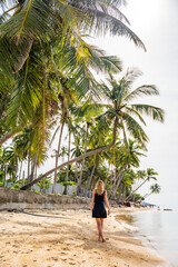 kobieta na egzotycznej plaży