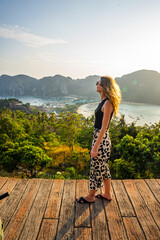 kobieta przy zachodzącym słońcu na egzotycznej tropikalnej wyspie