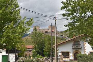 Casa de campo con palo electrico delante