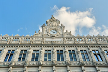Fototapeta premium Ornate building facade showcasing intricate sculptural details, decorative elements, and large windows, epitomizing classic architectural beauty.