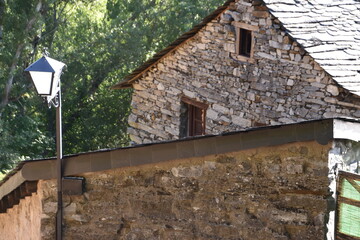 Casa de piedra en pueblos antiguos