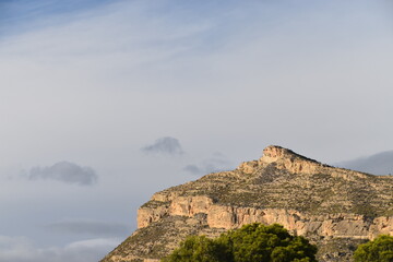 Pico de monta&ntilde;a con vista de cielos
