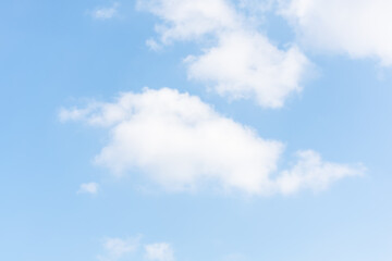 Zomer Blauwe lucht Wolkengradiënt Helder witte achtergrond. Schoonheid Heldere wolken in de zon Vrede Heldere winterlucht achtergrond. Lentewind