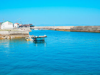 漁船が浮かぶ青い海と港　香川県の佐柳島
