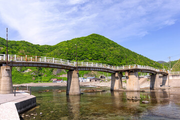 北海道泊村、盃海水浴場から弁天島に続く橋【5月】