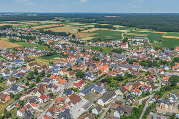 Die ländliche Gemeinde Mitteleschenbach am Spalter Hügelland in Mittelfranken von oben